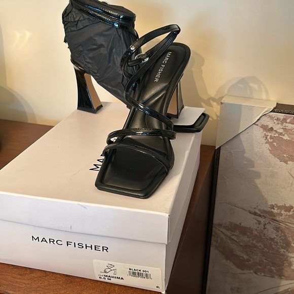 New in Box Marc Fisher sandals 8.5M - Picture 1 of 6
